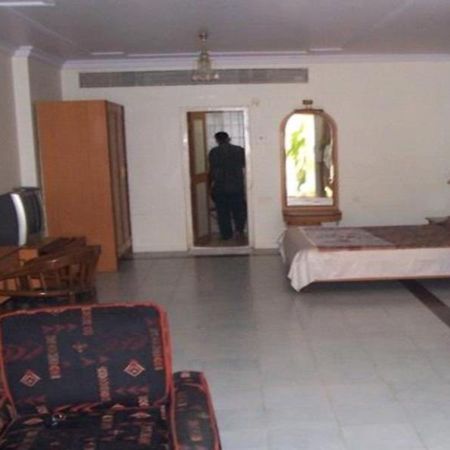 Juhu Hotel Мумбаи Экстерьер фото