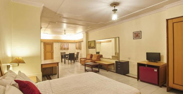 Juhu Hotel Мумбаи Экстерьер фото