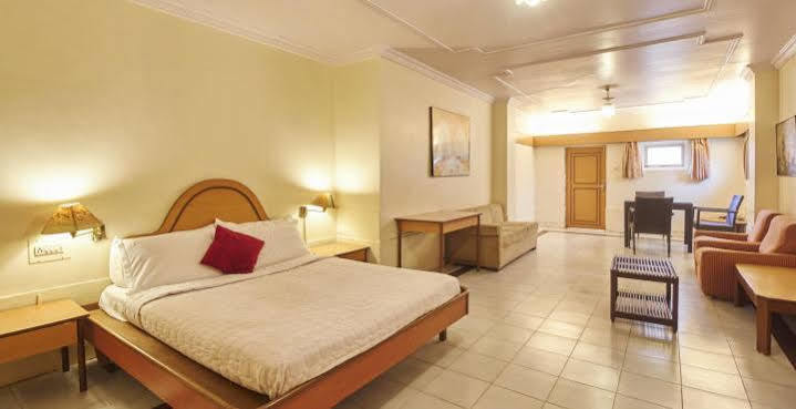 Juhu Hotel Мумбаи Экстерьер фото